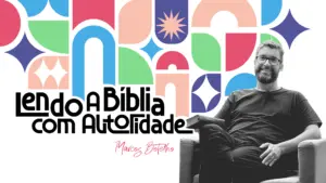 A man smiling while sitting next to a colorful, abstract background, promoting "Lendo A Bíblia com Autenticidade."