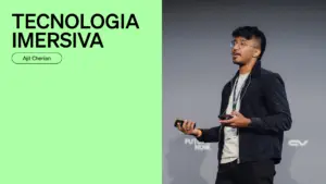 Speaker presenting on immersive technology at a conference, with a green background displaying "Tecnologia Imersiva".