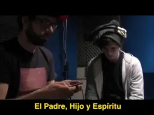 Two individuals engaged in conversation, wearing casual clothing, with the text "El Padre, Hijo y Espíritu" prominently displayed.