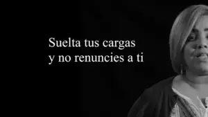 Black and white image featuring a woman speaking the motivational phrase "Suelta tus cargas y no renuncies a ti."