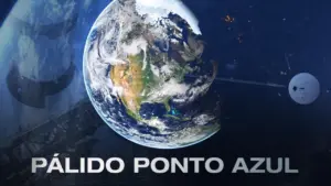 Earth as seen from space, highlighting its blue oceans and green continents, with the phrase "Pálido Punto Azul" displayed.