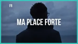 Person with glasses gazing at a cloudy sky, captioned "Ma Place Forte" evoking contemplation and introspection.