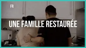 Family cooking together in a kitchen, showcasing joy and togetherness. Text overlay: "Une famille restaurée."