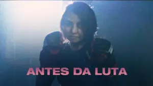 Athlete preparing for a fight, featuring intense lighting and bold text "Antes da Luta" in a dramatic settings.