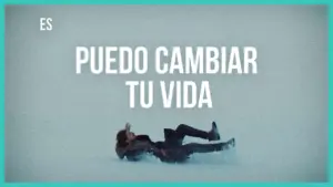 Person sliding on ice with bold text overlay in Spanish: "Puedo cambiar tu vida" emphasizing transformation and change.