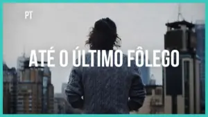 Woman gazing at a city skyline, emphasizing determination and resilience, with text overlay "Até o Último Fôlego."