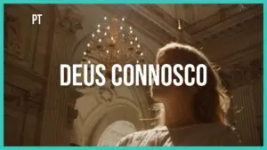 A woman gazes upward in an ornate room with a chandelier, featuring the text "DEUS CONNOSCO" prominently displayed.