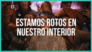 Group of friends celebrating with smiles, vibrant background, and text: "Estamos rotos en nuestro interior."