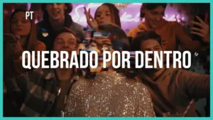 Group of friends having fun at a vibrant party, with bright lights and the phrase "Quebrado por Dentro" prominently displayed.