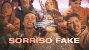 Group of smiling young people with vibrant backgrounds, featuring the text "SORRISO FAKE" prominently displayed.