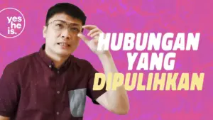 Man adjusting glasses against a pink background with text "HUBUNGAN YANG DIPULIHKAN" promoting connection themes.