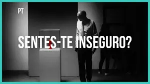 Black and white image of a man looking at a red object in a display case with the text "SENTES-TE INSEGURO?"