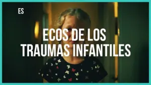 Young girl with a serious expression in a dimly lit hallway, overlay text reads "Ecos de los traumas infantiles".