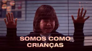 Child crying behind blinds with text "Somos Como Crianças" highlighting emotional distress and isolation.