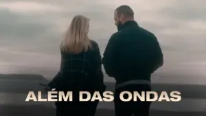 Couple standing together facing a scenic landscape, with the text "ALÉM DAS ONDAS" prominently displayed.