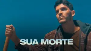 Young man holding a shovel, gazing upward against a bright blue sky, with bold text overlay "SUA MORTE".