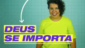 Smiling woman in a bright yellow shirt against a teal background, emphasizing the message "Deus Se Importa."