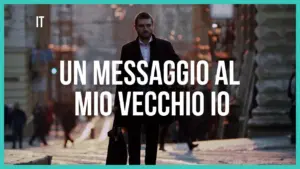 A man in a suit walks through a city street with a briefcase, conveying a message to his past self in Italian.