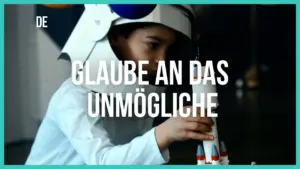 Child in astronaut costume assembling a rocket, featuring the phrase "Glaube an das Unmögliche" in bold text.