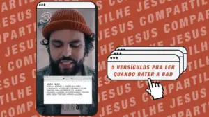 Man in a beanie reading Bible verses on a smartphone, with a bold red background featuring 'Compartilhe Jesus'.