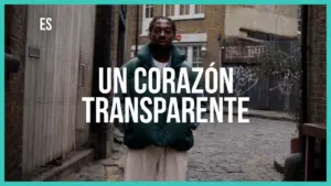 Man standing in an urban alley, featuring bold text that reads "Un Corazón Transparente" conveying a strong emotional message.