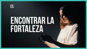 Woman with long hair holding her hands up in contemplation, with the text "Encontrar la Fortaleza" in bold letters.