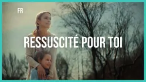 Mother and daughter embrace under a tree with the text "Ressuscité pour toi" displayed prominently.