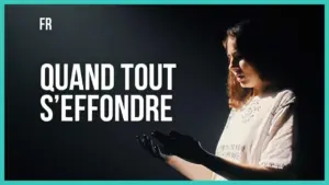 A woman in a dimly lit space, holding her hands out, conveying emotion with text that reads "Quand tout s'effondre."