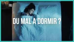 A woman lying in bed, looking troubled, with the text "Du Mal à Dormir ?" prominently displayed above her.