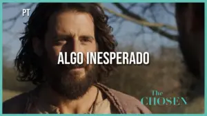 Scene from "The Chosen" featuring a man with long hair, conveying a message titled 'Algo Inesperado' against a natural backdrop.