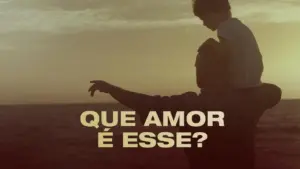 Silhouette of a father and son against a sunset with the text "Que amor é esse?" emphasizing love and connection.