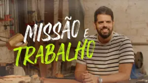 Man in striped shirt smiling, surrounded by tools, with bold text "Missão e Trabalho" in vibrant colors.