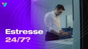 Man in a white shirt looking stressed in an office environment, with a purple gradient background asking "Estresse 24/7?"