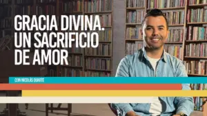 Smiling man in a library setting promoting "Gracia Divina: Un Sacrificio de Amor" with colorful text design.